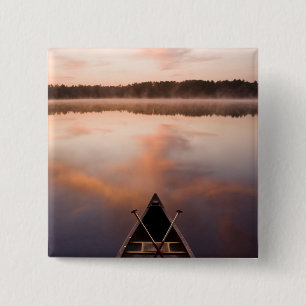 Ein Kanu ruht am Ufer des Pawtuckaway Lake Button