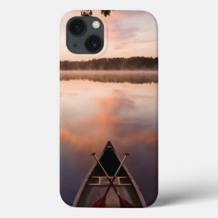 Ein Kanu ruht am Ufer des Pawtuckaway Lake iPhone 13 Hülle