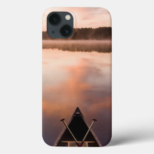 Ein Kanu ruht am Ufer des Pawtuckaway Lake Case-Mate iPhone Hülle
