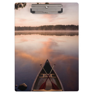 Ein Kanu ruht am Ufer des Pawtuckaway Lake Klemmbrett