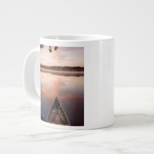 Ein Kanu ruht am Ufer des Pawtuckaway-Sees Jumbo-Tasse