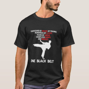 Ein Karate mit schwarzem Gürtel oder Taekwondo Ka T-Shirt