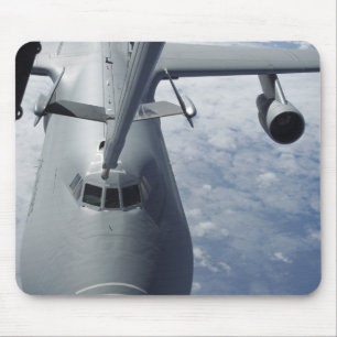 Ein KC-10-Extender bereitet sich darauf vor, eine  Mousepad