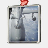 Ein KC-10-Extender bereitet sich darauf vor, eine Ornament Aus Metall (Links)