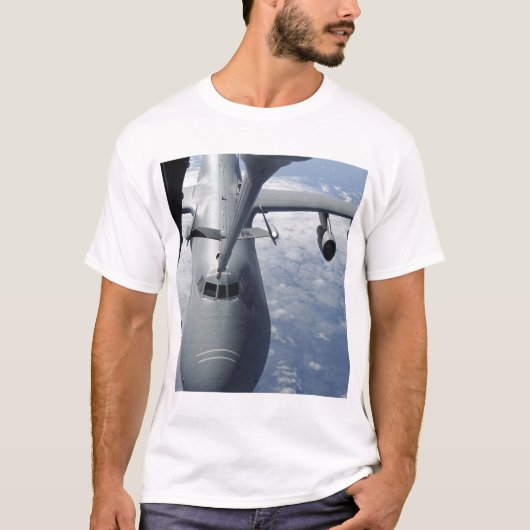 Ein KC-10-Extender bereitet sich darauf vor, eine T-Shirt (Vorderseite)
