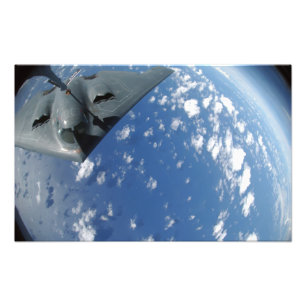Ein KC-135 Stratotanker heizt einen B-2-Geist wied Fotodruck