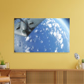 Ein KC-135 Stratotanker heizt einen B-2-Geist wied Leinwanddruck (Insitu (Wohnzimmer))