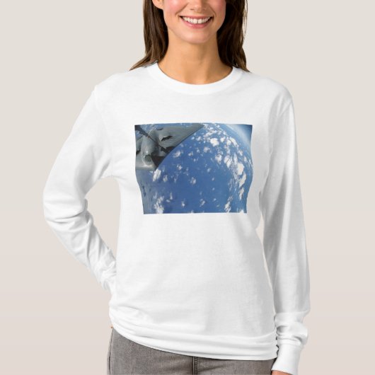 Ein KC-135 Stratotanker heizt einen B-2-Geist wied T-Shirt (Vorderseite)