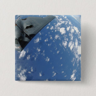 Ein KC-135 Stratotanker tankt einen Geist B-2 Button