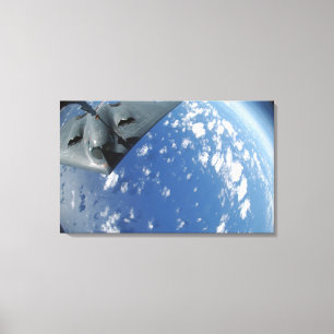 Ein KC-135 Stratotanker tankt einen Geist B-2 Leinwanddruck