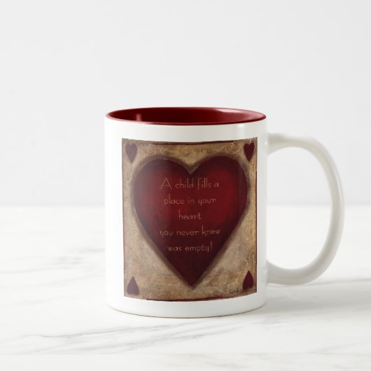 Ein Kind füllt Tasse (Rechts)