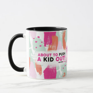 Ein Kind in die Tasse schieben