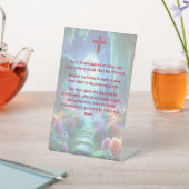 Ein Kinderbeten auf einem Schild des Fußes (In SItu)