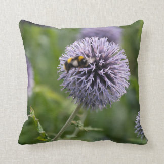 Ein Kissen mit einem anderen beschäftigten kleinen