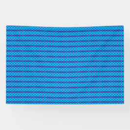 Ein klarer, blauer Himmel erstreckt sich über eine Banner