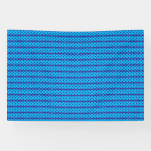 Ein klarer, blauer Himmel erstreckt sich über eine Banner