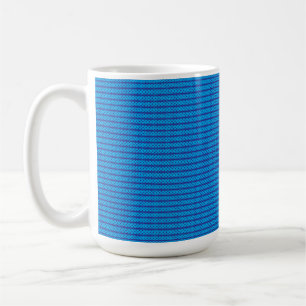 Ein klarer, blauer Himmel erstreckt sich über eine Kaffeetasse