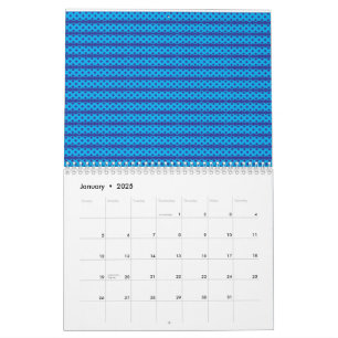 Ein klarer, blauer Himmel erstreckt sich über eine Kalender