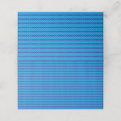 Ein klarer, blauer Himmel erstreckt sich über eine Platzkarte (Außenseite Aufgefaltet)