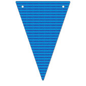 Ein klarer, blauer Himmel erstreckt sich über eine Wimpelkette (Zweite Fahne)