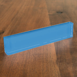 Ein klarer, blauer Himmel ohne Wolken füllt das ga Namensplakette