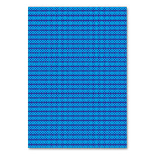 Ein klarer blauer Himmel spannt sich über einem ru Tischnummer