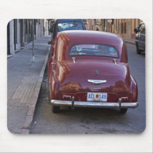 Ein klassischer alter roter Peugeot, der auf einer Mousepad