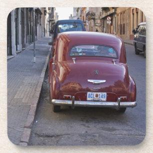 Ein klassischer alter roter Peugeot, der auf einer Untersetzer