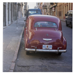 Ein klassisches altes Peugeot-Auto auf einer Stra Fliese