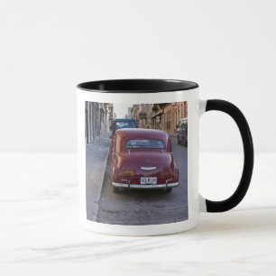 Ein klassisches altes Peugeot-Auto auf einer Stra Tasse