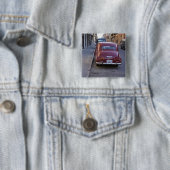 Ein klassisches altes Peugeot-Auto auf einer Straß Button (Beispiel)