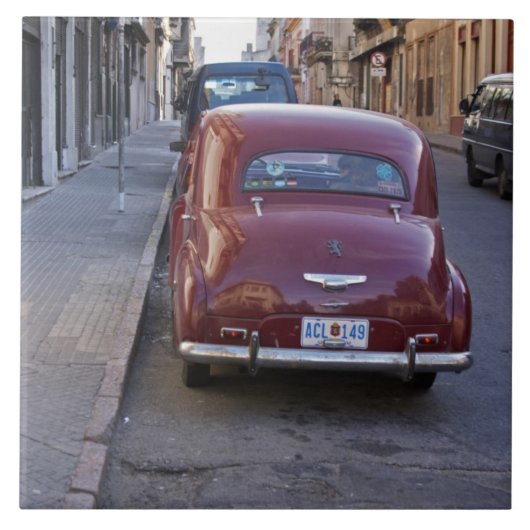 Ein klassisches altes Peugeot-Auto auf einer Straß Fliese (Vorderseite)