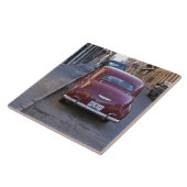 Ein klassisches altes Peugeot-Auto auf einer Straß Fliese (Seite)