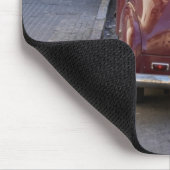 Ein klassisches altes Peugeot-Auto auf einer Straß Mousepad (Ecke)
