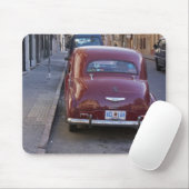 Ein klassisches altes Peugeot-Auto auf einer Straß Mousepad (Mit Mouse)