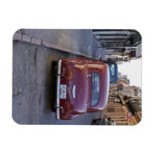 Ein klassisches altes Peugeot Auto, das auf einer Magnet (Horizontal)