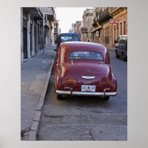 Ein klassisches altes Peugeot Auto, das auf einer Poster