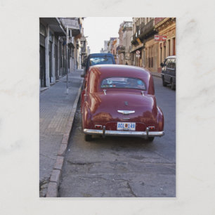 Ein klassisches altes Peugeot Auto, das auf einer  Postkarte