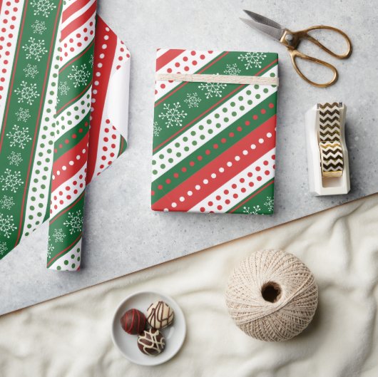Ein klassisches Weihnachtsmuster Streifen Schneefl Geschenkpapier (Kunsthandwerk)