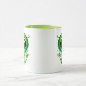 Ein kleiner Außerirdischer mit Blasenpistole. Tasse (Zentrum)