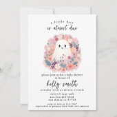 Ein kleiner Boo ist fast die passende Baby Girl Ba Einladung (Vorderseite)