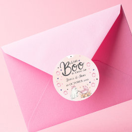 Ein kleiner Boo ist fast die richtige Pink-Babydus Runder Aufkleber