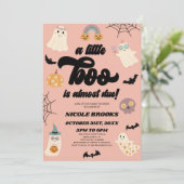 Ein kleiner Boo ist fast fällig! Halloween-Kinderd Einladung (Stehend Vorderseite)