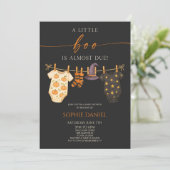 Ein kleiner Boo ist fast fällig! Halloween-Kinderd Einladung (Stehend Vorderseite)