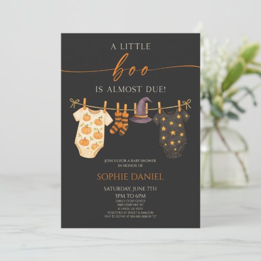 Ein kleiner Boo ist fast fällig! Halloween-Kinderd Einladung (Stehend Vorderseite)