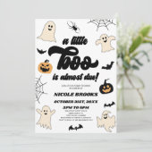Ein kleiner Boo ist fast fällig! Halloween-Kinderd Einladung (Stehend Vorderseite)