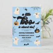 Ein kleiner Boo ist fast fällig! Halloween-Kinderd Einladung (Stehend Vorderseite)