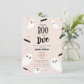 Ein kleiner Boo ist fast gerade wegen Halloween Ba Einladung (Stehend Vorderseite)