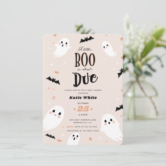 Ein kleiner Boo ist fast gerade wegen Halloween Ba Einladung (Stehend Vorderseite)