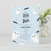 Ein kleiner Boo ist fast gerade wegen Halloween Ba Einladung (Stehend Vorderseite)